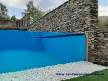 Vidrio en piscina desbordante